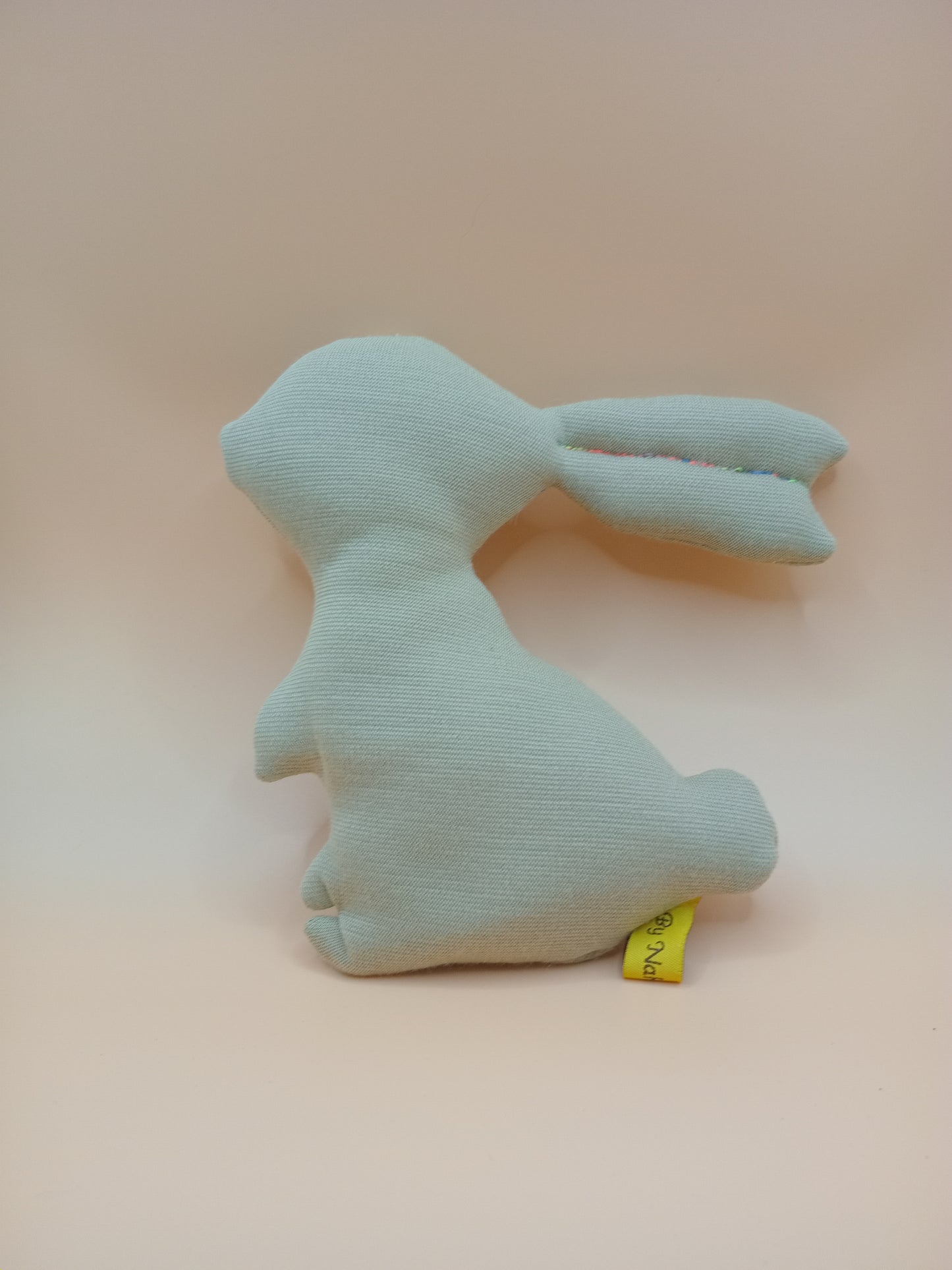Beiger Osterhase Kleiner Vorbote auf die ersten Sonnenstrahlen
